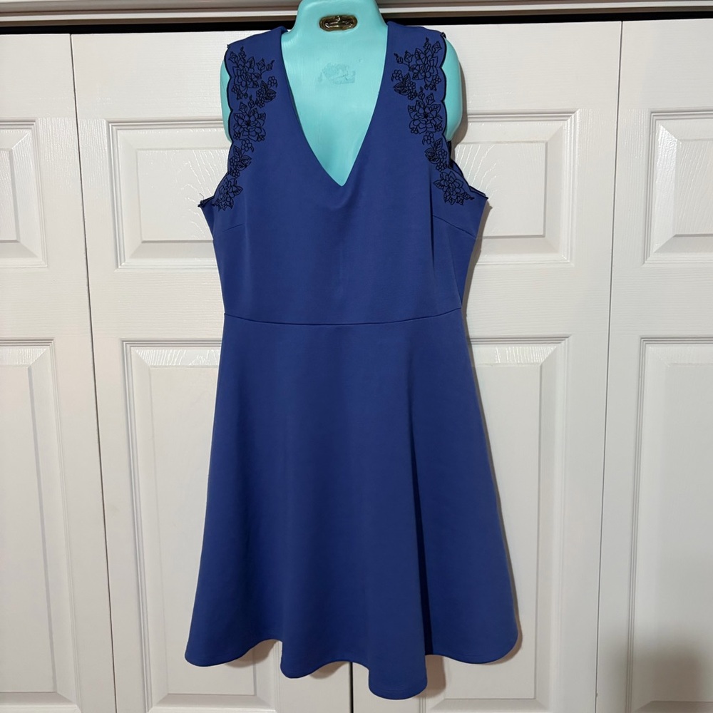 Francesca’s Elegant Blue Sleeveless Dress with Floral Details mi ami